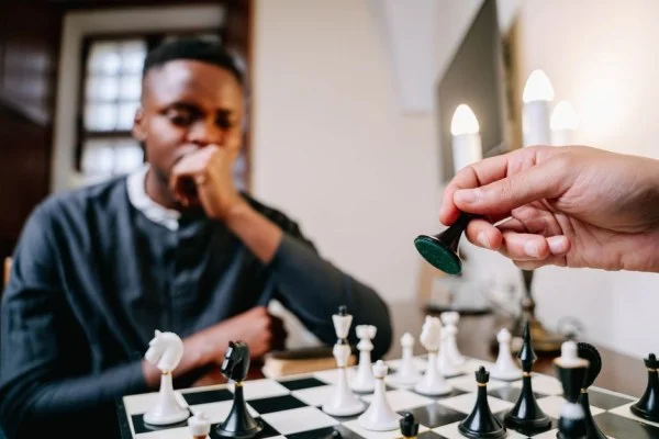 丁立人国际象棋世界冠军赛卫冕战征程 中国棋王再创历史新篇章